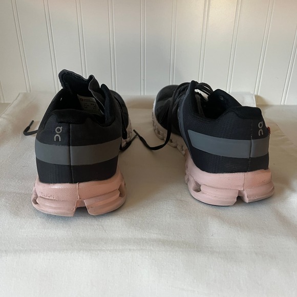 On Cloudflow running shoes - Picture 5 of 10